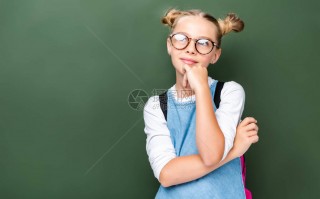 中学生戴什么眼镜框好，中学生戴什么眼镜框好看
